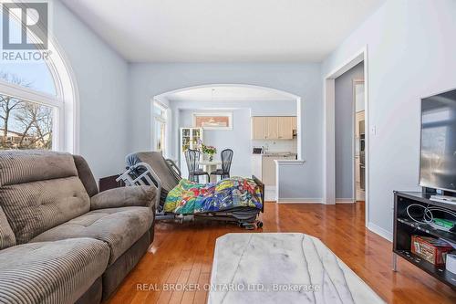 8 Medley Crescent, Markham, ON - Indoor Photo Showing Living Room