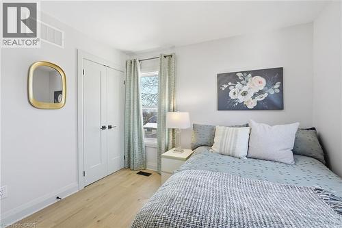 286 East 18Th Street, Hamilton, ON - Indoor Photo Showing Bedroom
