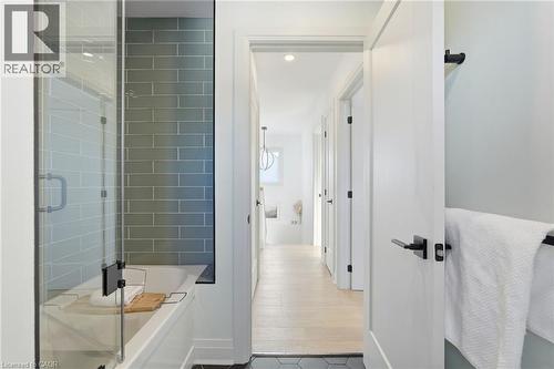286 East 18Th Street, Hamilton, ON - Indoor Photo Showing Bathroom
