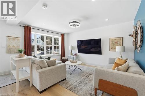 286 East 18Th Street, Hamilton, ON - Indoor Photo Showing Living Room