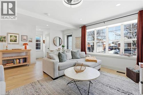 286 East 18Th Street, Hamilton, ON - Indoor Photo Showing Living Room