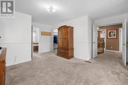 Primary bedroom with  looking at walk-in closet - 944 Greenbriar Avenue, Ottawa, ON - Indoor