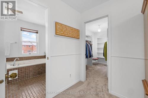 Walk-in closet and ensuite access - 944 Greenbriar Avenue, Ottawa, ON - Indoor