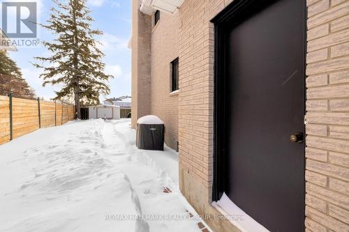 Exterior side yard access - 944 Greenbriar Avenue, Ottawa, ON - Outdoor