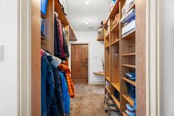 Walk-in closet - 