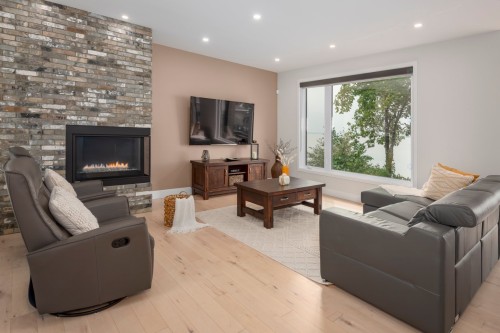 Salon - 26 146E Avenue, Notre-Dame-De-L'Île-Perrot, QC - Indoor Photo Showing Living Room With Fireplace