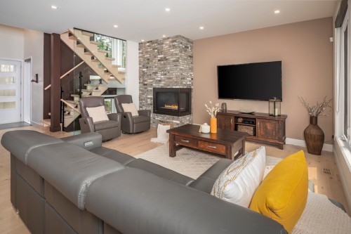 Salon - 26 146E Avenue, Notre-Dame-De-L'Île-Perrot, QC - Indoor Photo Showing Living Room With Fireplace