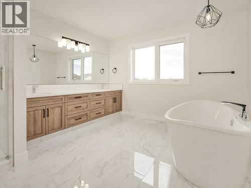 4517 40 Avenue S, Lethbridge, AB - Indoor Photo Showing Bathroom