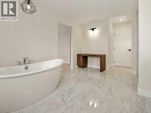 4517 40 Avenue S, Lethbridge, AB - Indoor Photo Showing Bathroom