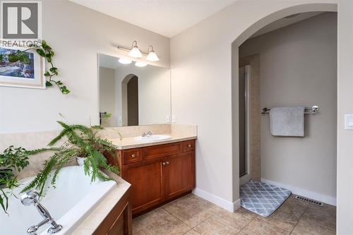 Large soaker tub and dual sinks - 128 Seagreen Manor, Chestermere, AB - Indoor Photo Showing Bathroom