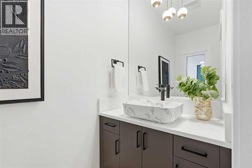 134 Lissington Drive Sw, Calgary, AB - Indoor Photo Showing Bathroom