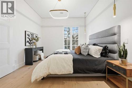 134 Lissington Drive Sw, Calgary, AB - Indoor Photo Showing Bedroom