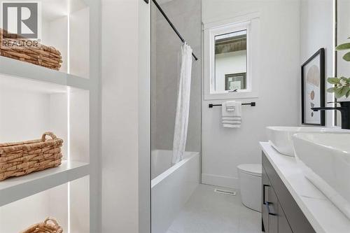 134 Lissington Drive Sw, Calgary, AB - Indoor Photo Showing Bathroom