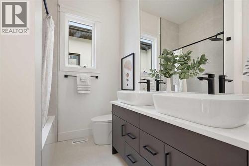 134 Lissington Drive Sw, Calgary, AB - Indoor Photo Showing Bathroom