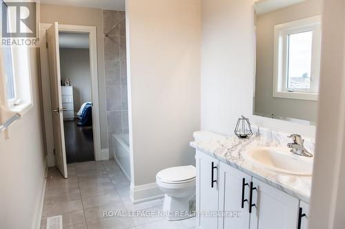 266 Palace Street, Thorold (Thorold Downtown), ON - Indoor Photo Showing Bathroom