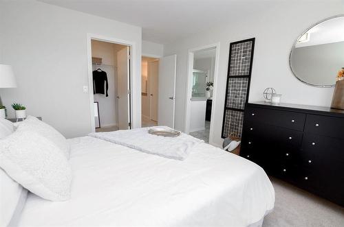 200 Moonlight Bay, Winnipeg, MB - Indoor Photo Showing Bedroom