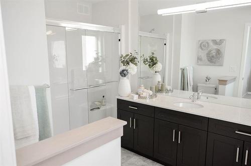 200 Moonlight Bay, Winnipeg, MB - Indoor Photo Showing Bathroom