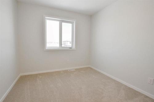200 Moonlight Bay, Winnipeg, MB - Indoor Photo Showing Other Room