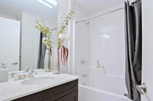200 Moonlight Bay, Winnipeg, MB - Indoor Photo Showing Bathroom