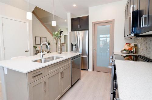 200 Moonlight Bay, Winnipeg, MB - Indoor Photo Showing Kitchen With Double Sink With Upgraded Kitchen