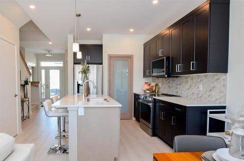 200 Moonlight Bay, Winnipeg, MB - Indoor Photo Showing Kitchen With Upgraded Kitchen