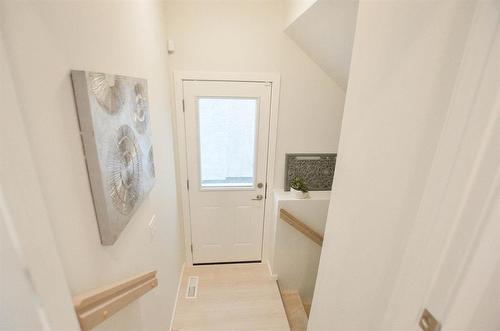 200 Moonlight Bay, Winnipeg, MB - Indoor Photo Showing Other Room