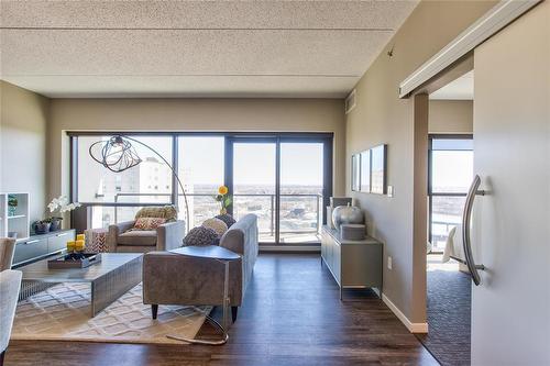 1106 300 Assiniboine Avenue, Winnipeg, MB - Indoor Photo Showing Living Room