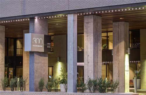 1106 300 Assiniboine Avenue, Winnipeg, MB - Outdoor