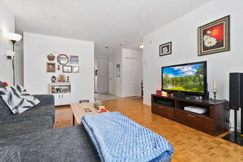 Salon - 3 Rue Legault, Mercier, QC - Indoor