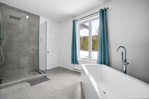 Bathroom - 697 Mtée Gagnon, Sainte-Marguerite-Du-Lac-Masson, QC - Indoor