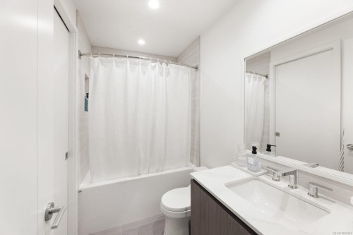 1413-2000 Hannington Rd, Langford, BC - Indoor Photo Showing Bathroom