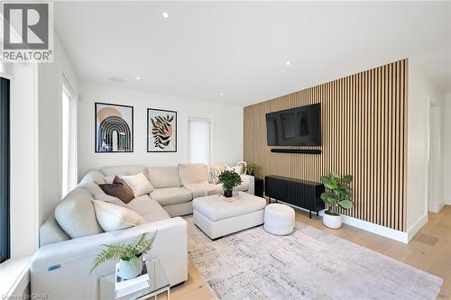 162 Stone Church Road E, Hamilton, ON - Indoor Photo Showing Living Room
