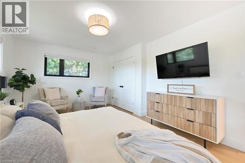 162 Stone Church Road E, Hamilton, ON - Indoor Photo Showing Bedroom