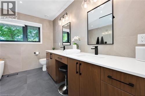 162 Stone Church Road E, Hamilton, ON - Indoor Photo Showing Bathroom