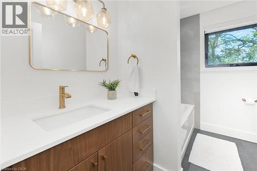 162 Stone Church Road E, Hamilton, ON - Indoor Photo Showing Bathroom