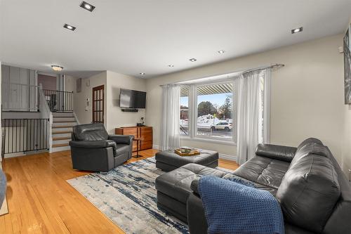 Living room - 90 Rue Roger-Pilon, Dollard-Des-Ormeaux, QC - Indoor Photo Showing Living Room