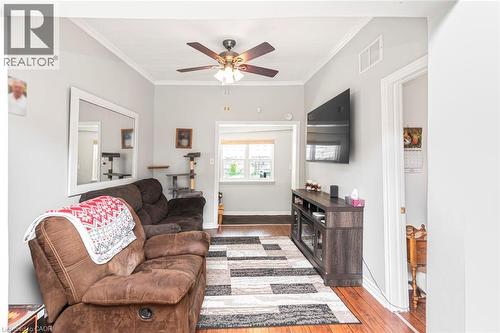 51 Beach Road, Hamilton, ON - Indoor Photo Showing Living Room
