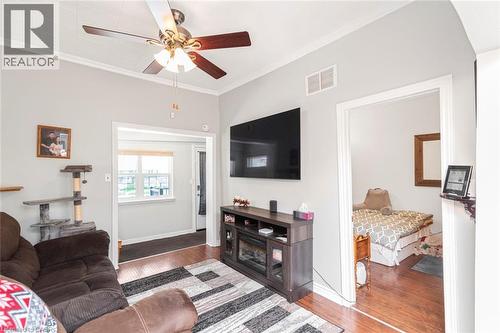 51 Beach Road, Hamilton, ON - Indoor Photo Showing Living Room