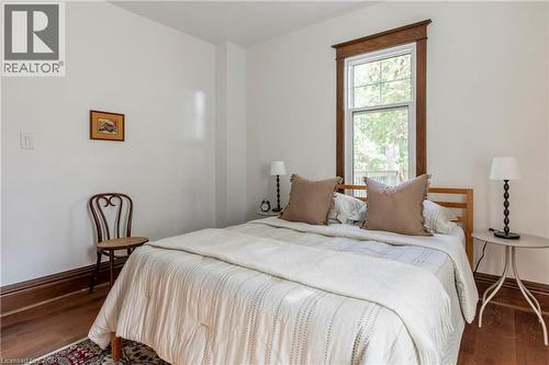 27 Cliff Avenue, Hamilton, ON - Indoor Photo Showing Bedroom