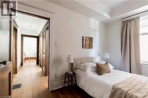 27 Cliff Avenue, Hamilton, ON - Indoor Photo Showing Bedroom