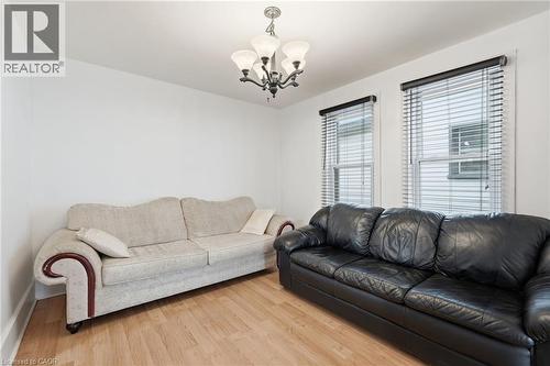 20 York Street, Welland, ON - Indoor Photo Showing Living Room