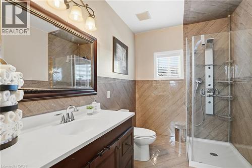 81 Simcoe Street E, Hamilton, ON - Indoor Photo Showing Bathroom