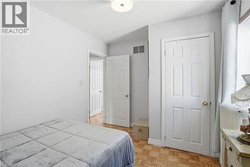 81 Simcoe Street E, Hamilton, ON - Indoor Photo Showing Bedroom