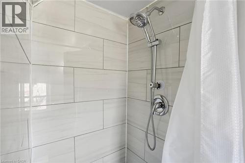 81 Simcoe Street E, Hamilton, ON - Indoor Photo Showing Bathroom