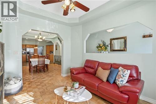 81 Simcoe Street E, Hamilton, ON - Indoor Photo Showing Living Room