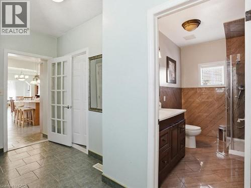 81 Simcoe Street E, Hamilton, ON - Indoor Photo Showing Bathroom
