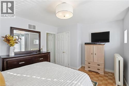 81 Simcoe Street E, Hamilton, ON - Indoor Photo Showing Bedroom