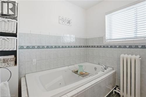 81 Simcoe Street E, Hamilton, ON - Indoor Photo Showing Bathroom