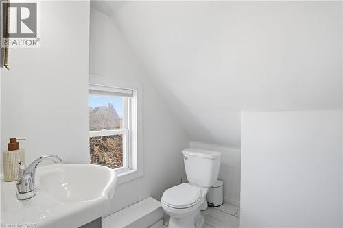 81 Simcoe Street E, Hamilton, ON - Indoor Photo Showing Bathroom