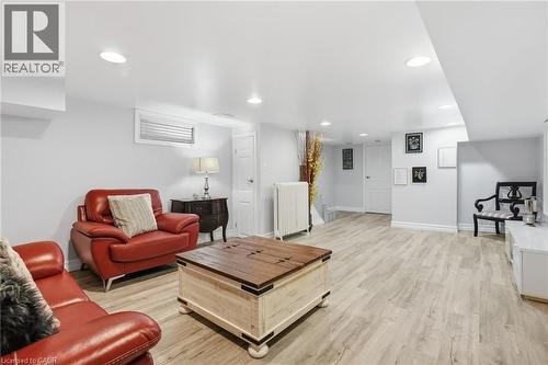 81 Simcoe Street E, Hamilton, ON - Indoor Photo Showing Living Room